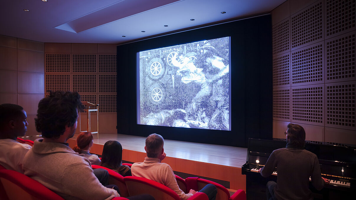 Menschen im Kinosaal schauen sich einen Film an.
