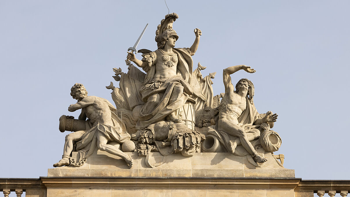 Skulpturengruppe auf dem Dach des Zeughauses.