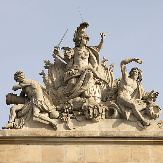 Skulpturengruppe auf dem Dach des Zeughauses.