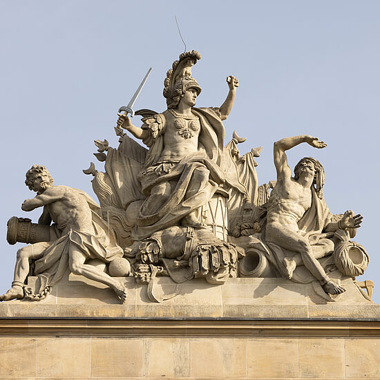 Skulpturengruppe auf dem Dach des Zeughauses.