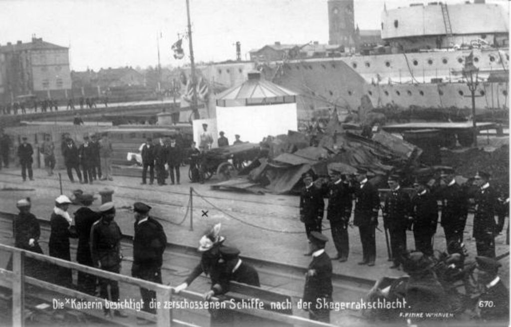 Exponat: Postkarte: Auguste Viktoria besichtigt Kriegsschiffe nach der Skagerrakschlacht, 1916