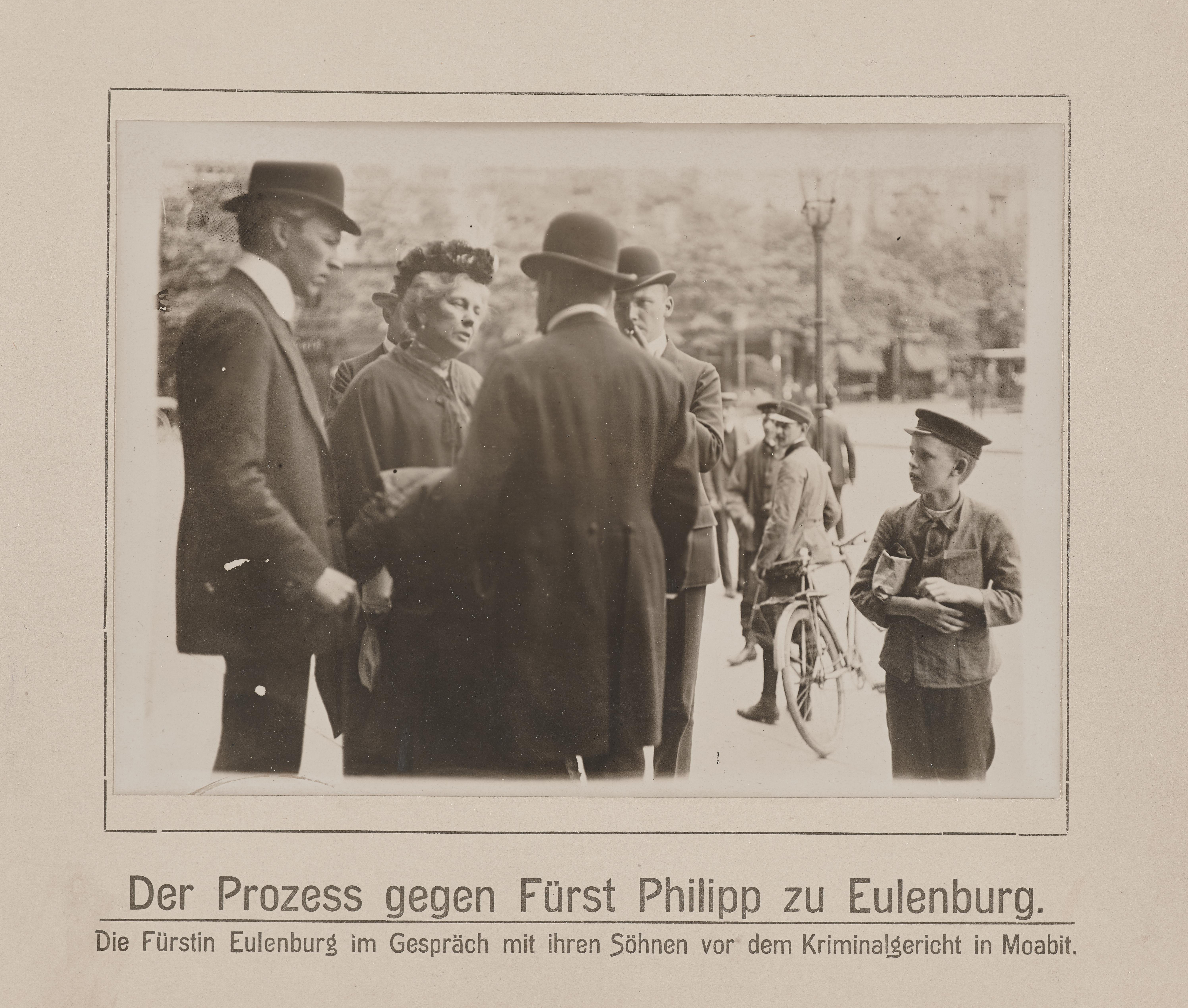 Foto: Frau und Söhne von Philipp zu Eulenburg während des Prozesses, 1908