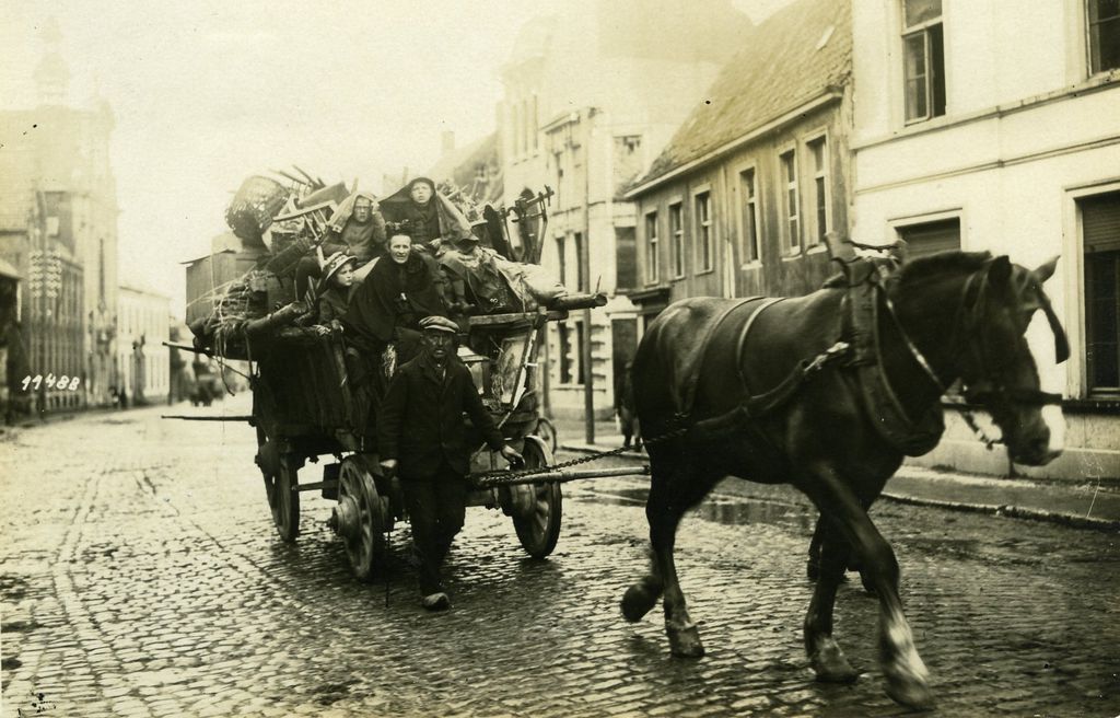 Foto: Bevölkerung verlässt Cambrai, 1917