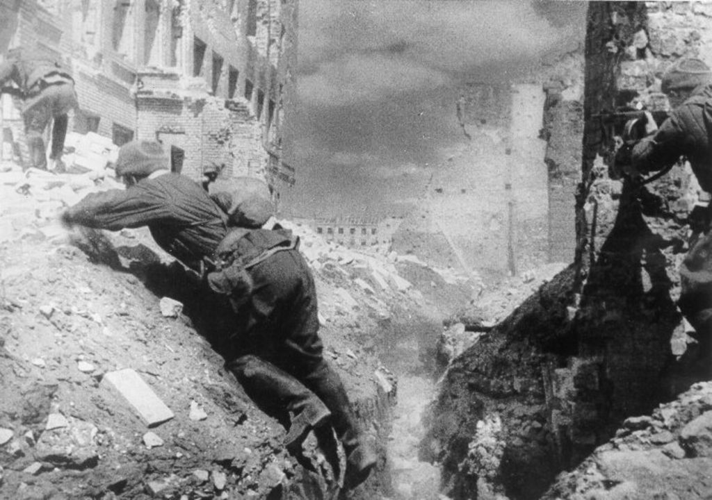 Exponat: Foto: Häuserkampf in Stalingrad, 1942