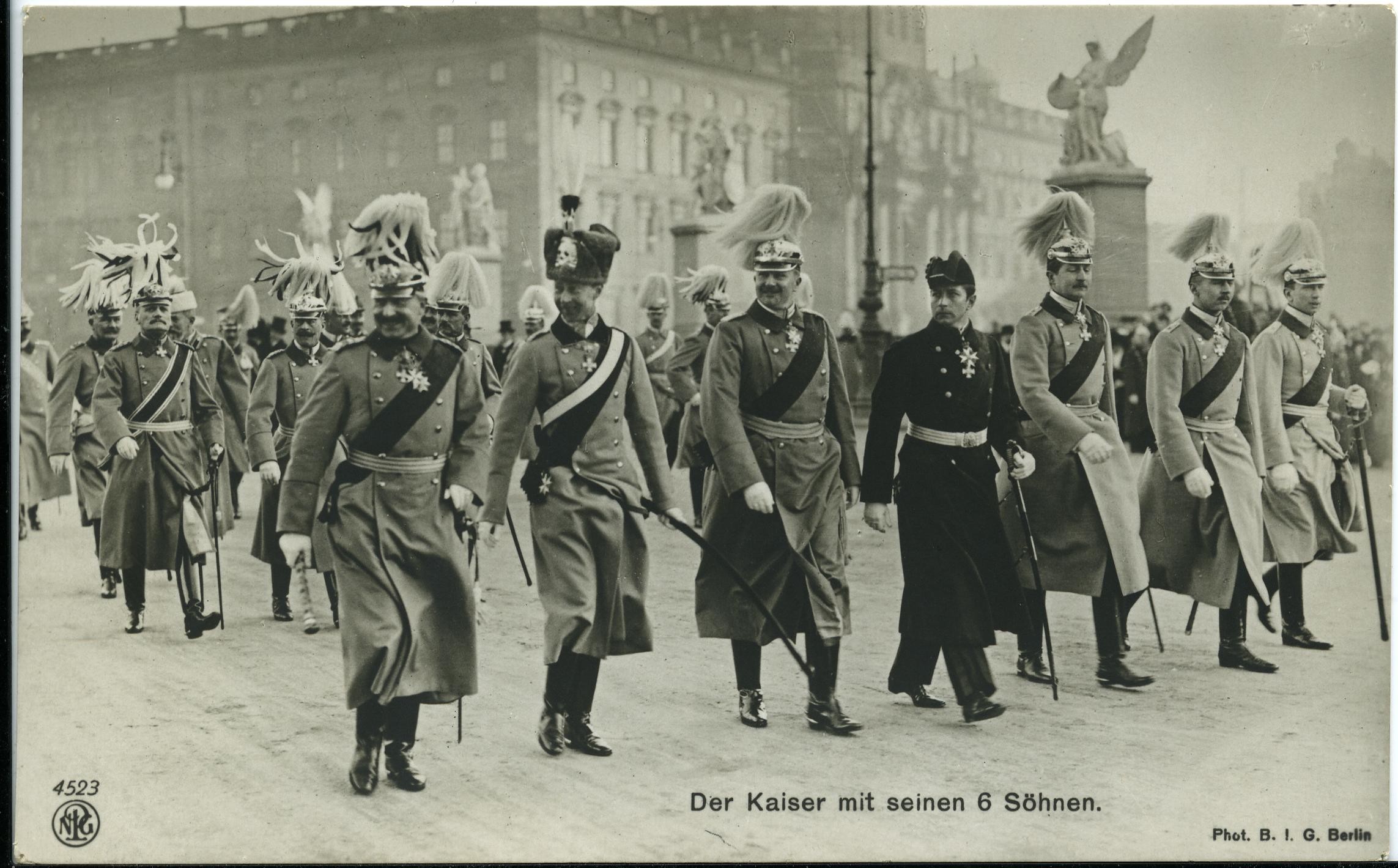 Exponat: Photo: Wilhelm II. mit seinen Söhnen, 1913