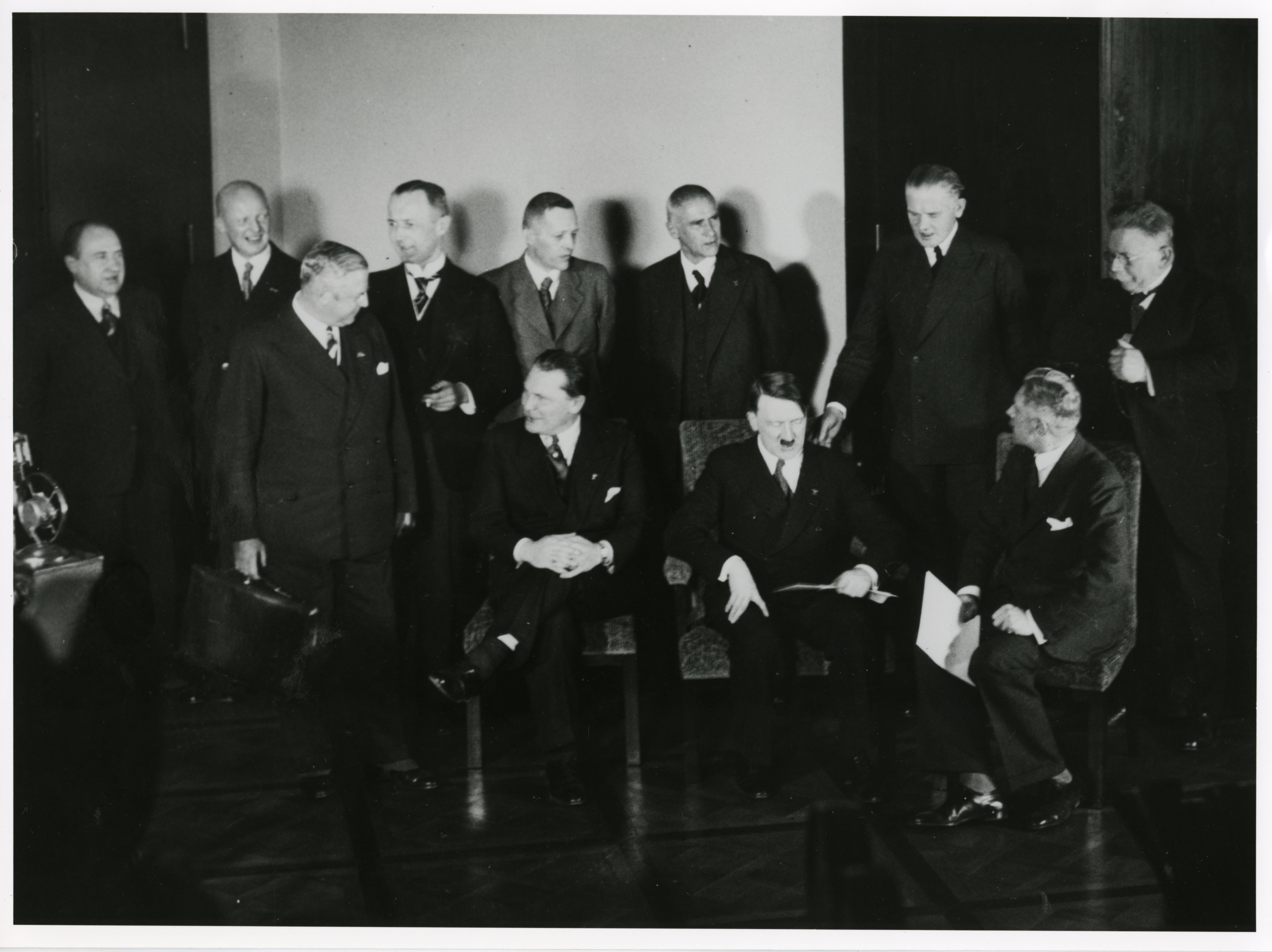 Foto: Das Kabinett Adolf Hitlers am Tag der Ernennung in der Reichskanzlei
