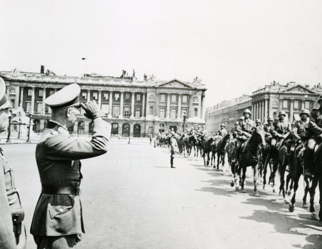 Foto: Vorbeimarsch deutscher Truppen auf dem Place de la Concorde in Paris, 1940