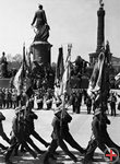 Soldaten der Reichswehr bei einer Garde-Feier vor dem Bismarck-Nationaldenkmal 1935, Robert Sennecke, 4. 5. 1935, Fotografie aus der Berliner Zeitung vom 6. 5. 1935 (Foto: ullstein bild)