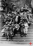 Sowjetische Soldaten am Sockel des Nationaldenkmals fr Kaiser Wilhelm I., unbekannter Fotograf, Berlin, 1946, Fotografie, Berlin, Landesarchiv Berlin