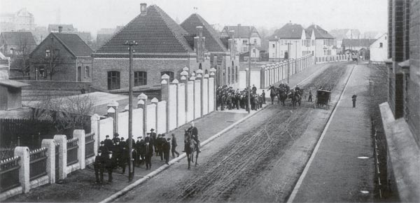 Arbeitswillige werden gruppenweise durch Gendarmerie nach
                Hause gebracht, März 1912