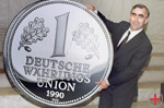 Finanzminister Theo Waigel präsentiert die Gedenkmünze zur Währungsunion, Jockel Finck, Berlin (Ost), 30. Juni 1990, Frankfurt, AP