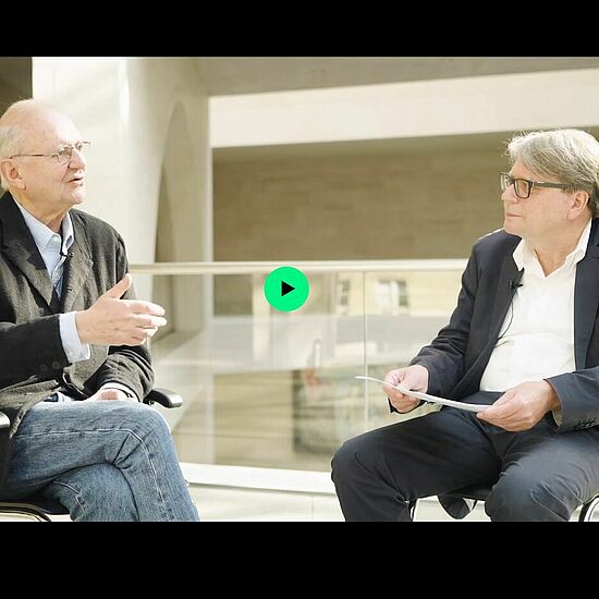 Titelbild mit zwei Männern, die sich unterhalten.