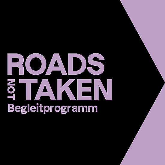 Ein lila Hintergrund, der links zum Teil von schwarz überdeckt wird und in dem der Ausstellungstitel in lila erscheint.