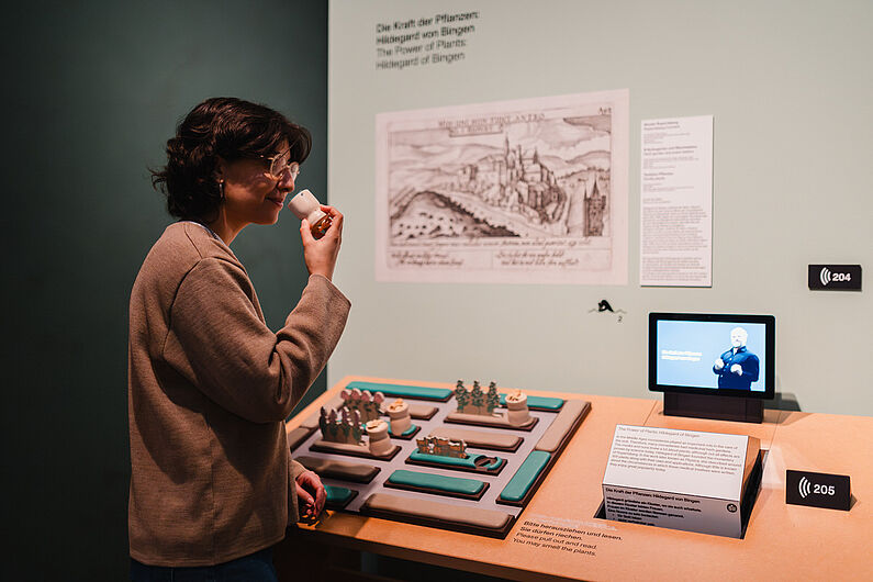 In der Ausstellung „Natur und deutsche Geschichte. Glaube – Biologie – Macht” Menschen stehen in einer Ausstellung