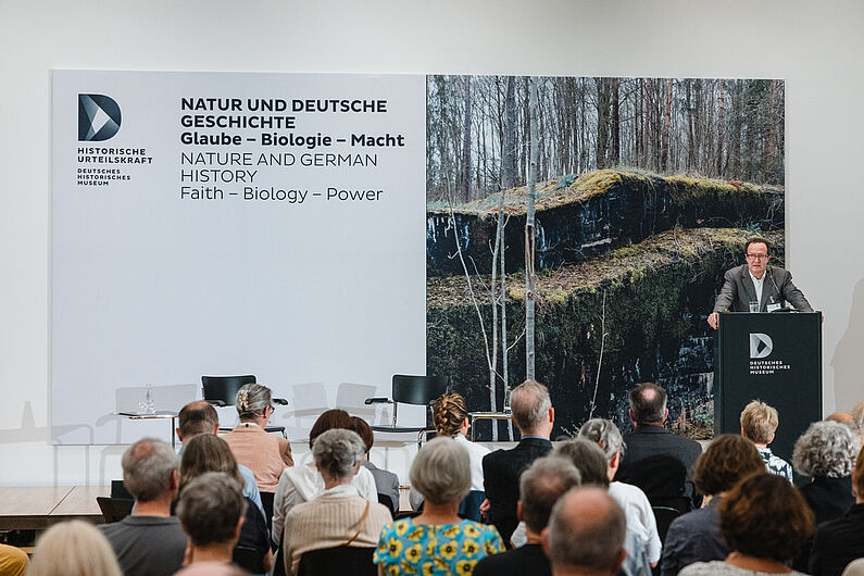 Präsident Raphael Gross eröffnete das Symposium mit einer Einleitung zum Begriff der Natur in der deutschen Geschichte