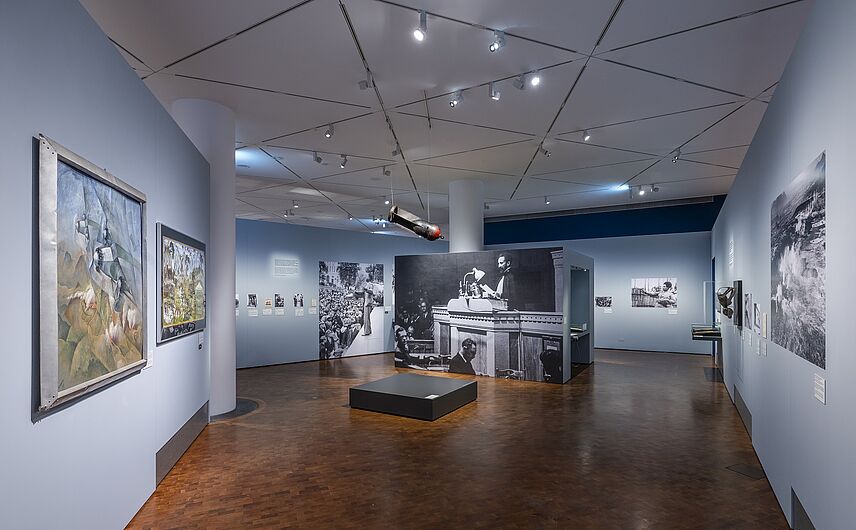 In der Ausstellung „Umstrittene Verwandtschaft. Koloniale und nationalsozialistische Gewalt” Ausstellungsansicht