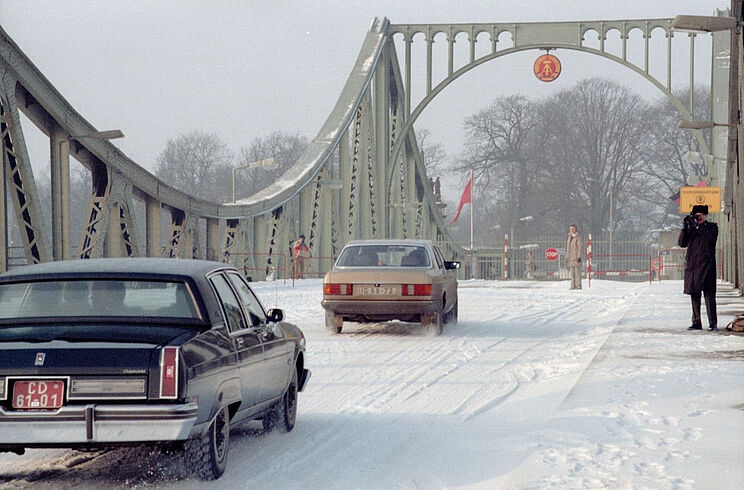 © Agentenaustausch auf der Glienicker Brücke zwischen West-Berlin und Potsdam, 11.02.1986 Agentenaustausch auf der Glienicker Brücke