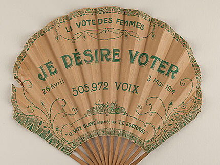 Fächer mit französischem Text.