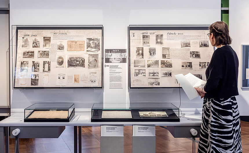 In the exhibition “On Displaying Violence: First Exhibitions on the Nazi Occupation in Europe, 1945-1948”