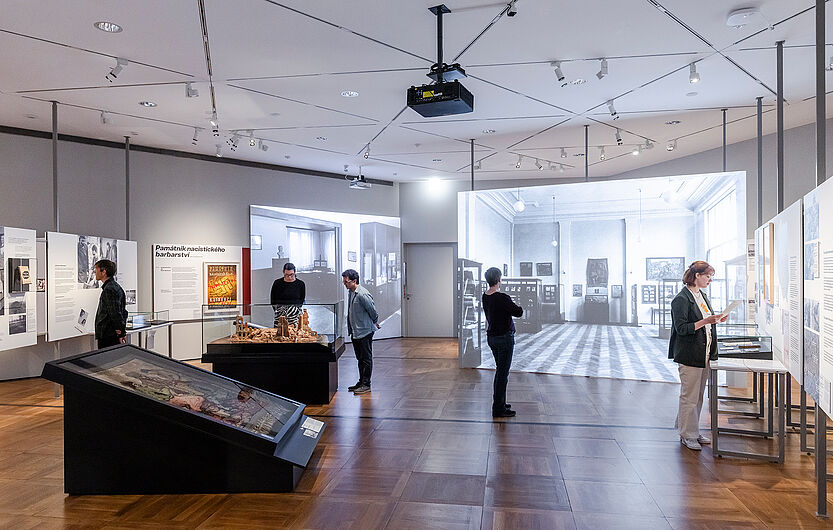 In the exhibition “On Displaying Violence: First Exhibitions on the Nazi Occupation in Europe, 1945-1948”