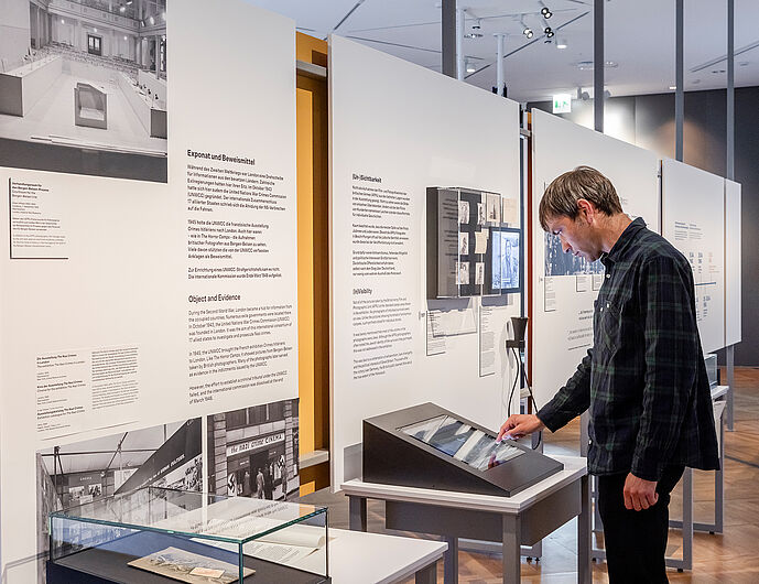 In the exhibition “On Displaying Violence: First Exhibitions on the Nazi Occupation in Europe, 1945-1948”