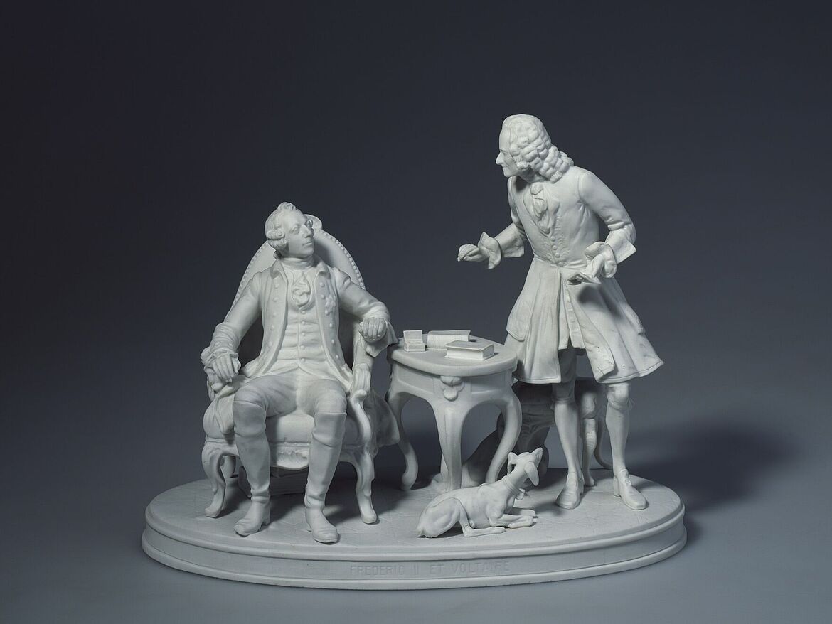 Figural group Friedrich II and Voltaire, Volkstedt, after 1767 © DHM Figural group Friedrich II and Voltaire, Volkstedt, after 1767 © DHM