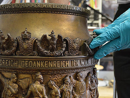 Goldenes Objekt mit Reliefs.