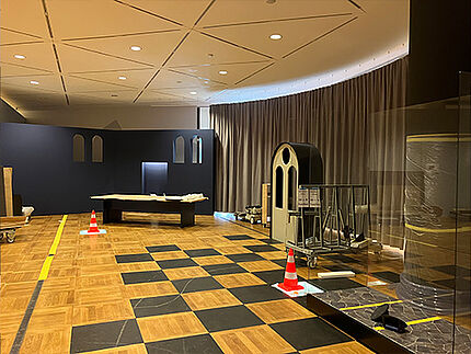 Ein Ausstellungsraum während eines Auf- oder Abbaus.