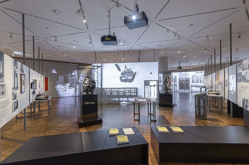 In the exhibition “On Displaying Violence: First Exhibitions on the Nazi Occupation in Europe, 1945-1948”