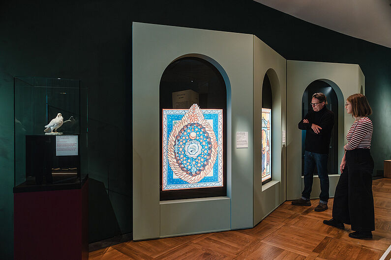 In der Ausstellung „Natur und deutsche Geschichte. Glaube – Biologie – Macht” Menschen stehen in einer Ausstellung