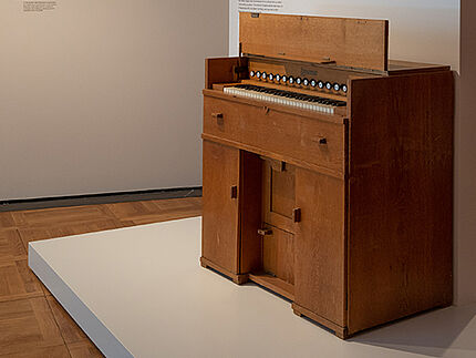 Ein Harmonium im Ausstellungsraum.