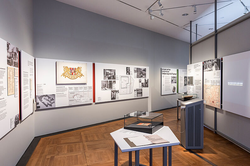 In the exhibition “On Displaying Violence: First Exhibitions on the Nazi Occupation in Europe, 1945-1948”