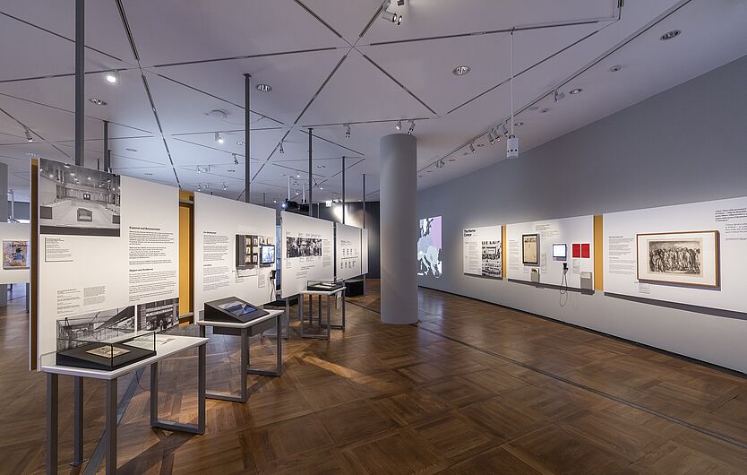 In the exhibition “On Displaying Violence: First Exhibitions on the Nazi Occupation in Europe, 1945-1948”