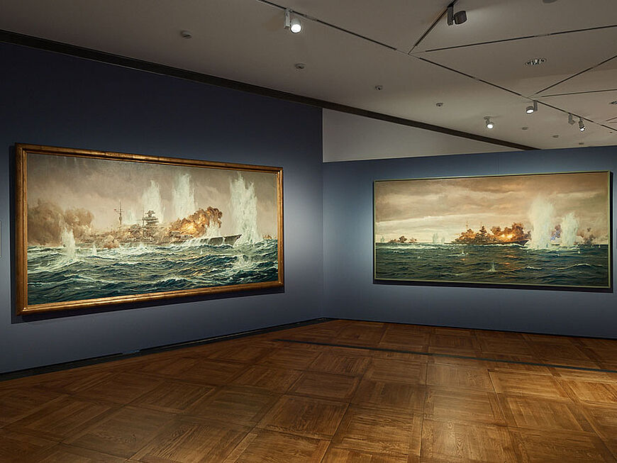 Zwei Gemälde mit Meer und Schiffen darauf, die an einer Wand hängen.