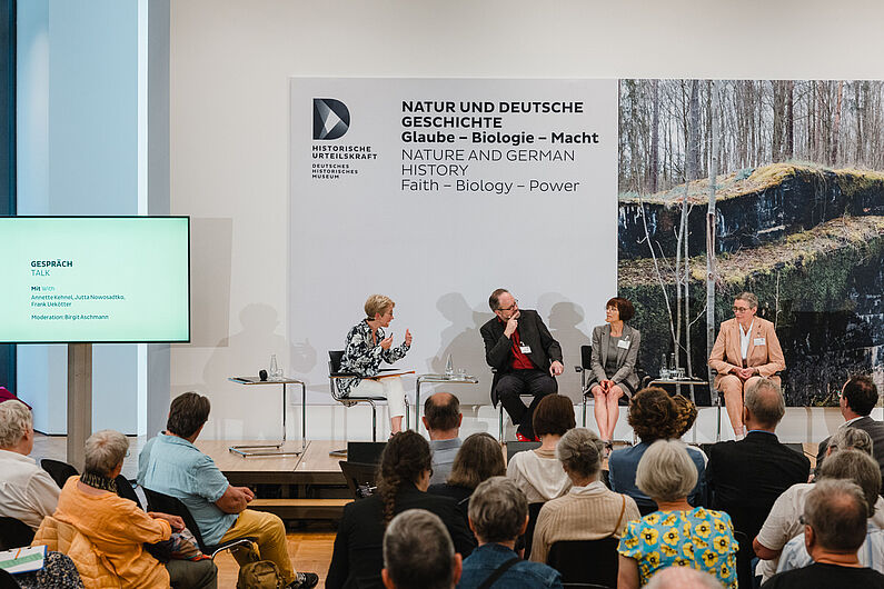 Moderiert von Birgit Aschmann (links) waren im Gespräch Annette Kehnel, Frank Uekötter und Jutta Nowosadtko