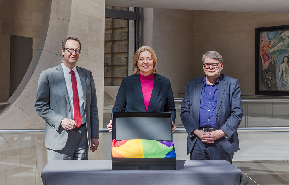 Wozu das denn? Die erste Regenbogenflagge auf dem Reichstag – DHM