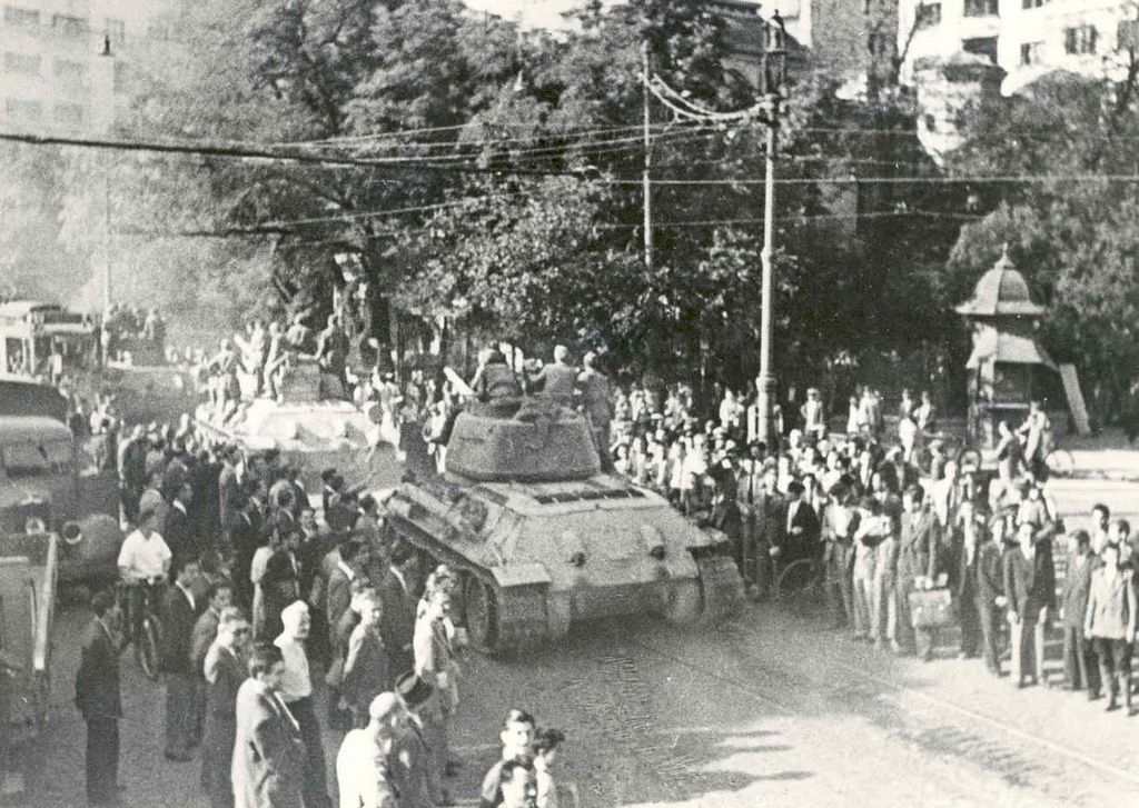 Exponat: Foto: Einmarsch sowjetischer Truppen in Bukarest, 1944