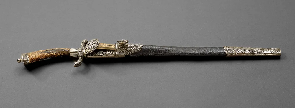 The picture shows a long European hunting knife, known as a Hirschfänger.