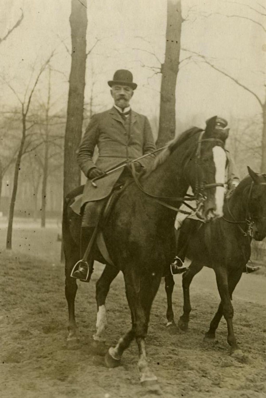 Theobald von Bethmann Hollweg bei einem Ausritt, um 1910 Theobald von Bethmann Hollweg bei einem Ausritt, um 1910