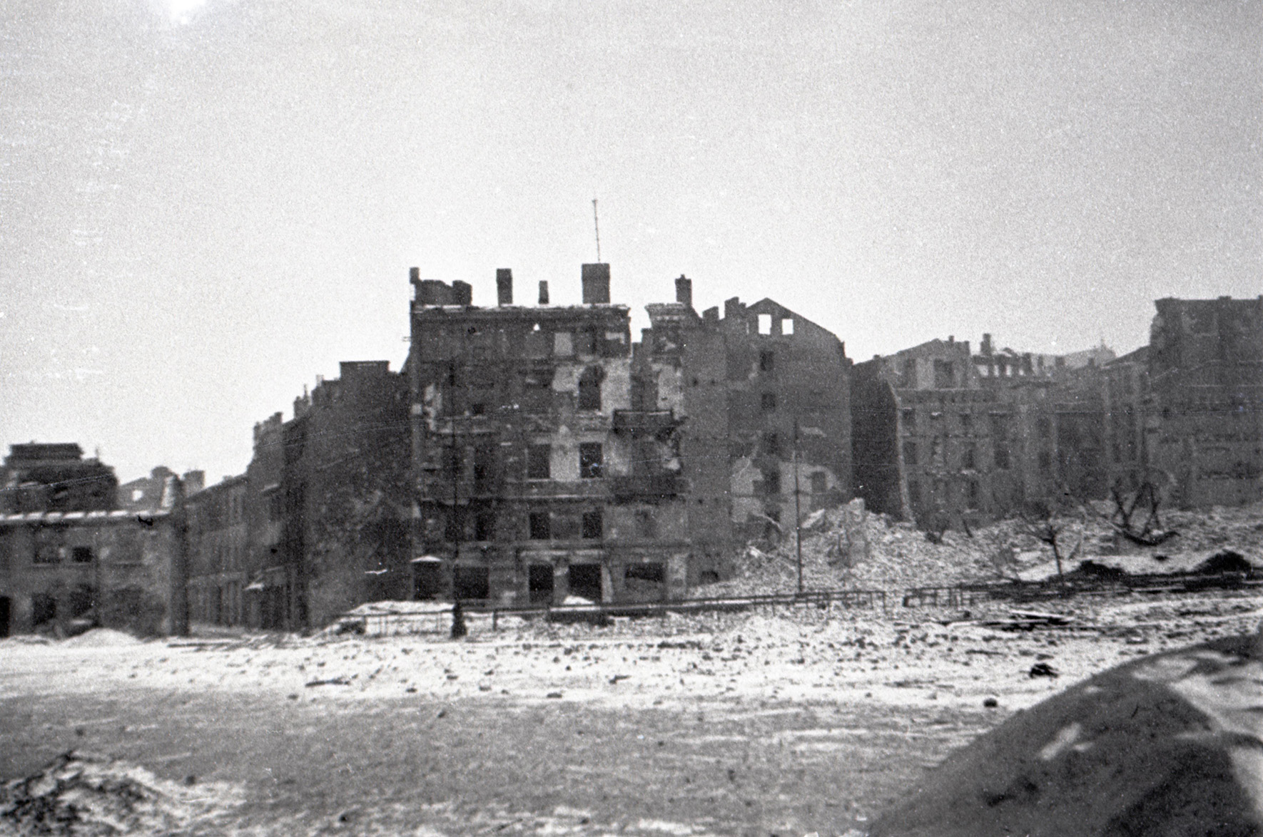 Zerstörte Häuser in Warschau, 1945