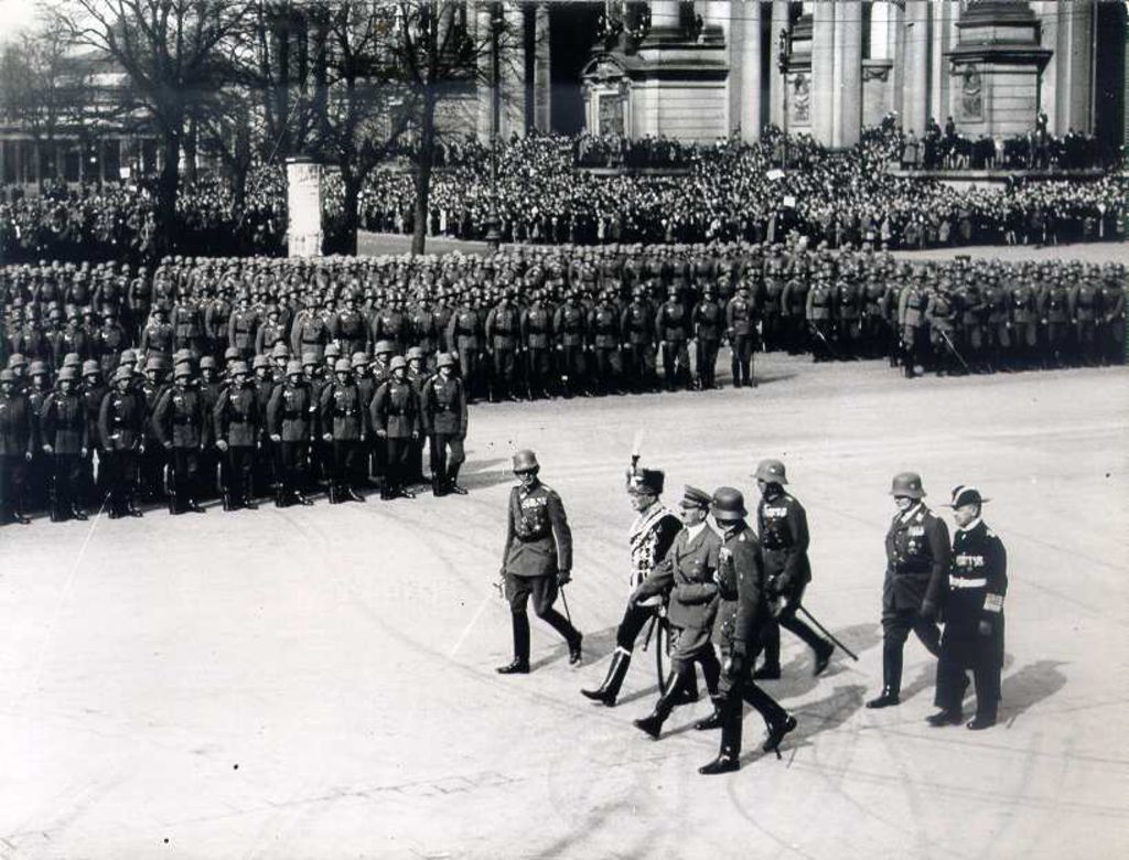 August von Mackensen mit Adolf Hitler vor dem Berliner Dom, 1935 August von Mackensen mit Adolf Hitler vor dem Berliner Dom, 1935