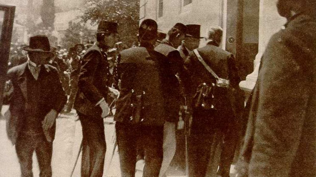 Exponat: Photo: Attentat auf das Thronfolgerpaar - Polizisten führen Gawrilo Princip nach dem Attentat auf das Thronfolgerpaar ab, 1914